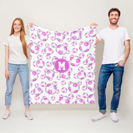 Couverture Polaire billes de football blanc rose girly motif monogram (En situation)