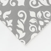 Couverture Polaire Blanc baroque de motif de damassé sur le gris (Coin)
