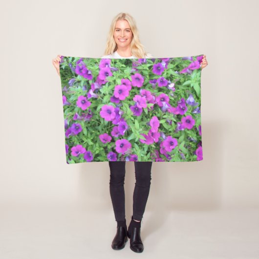 Couverture Polaire Blanche polaire violette Petunias (En situation)