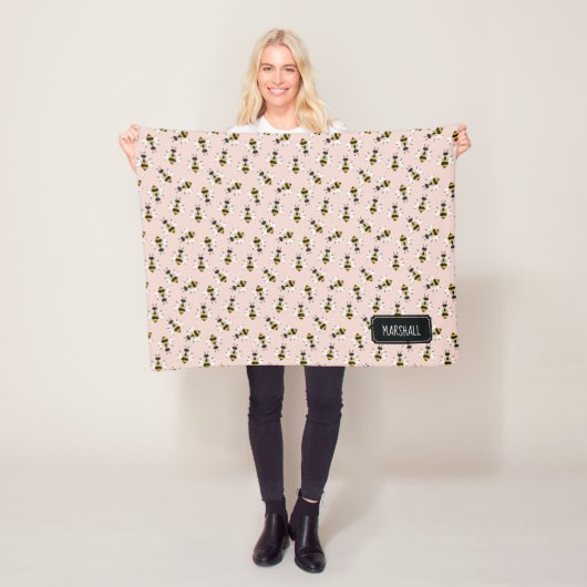 Couverture Polaire Blanche Rustique Bee Baby Girl avec nom personnali (En situation)