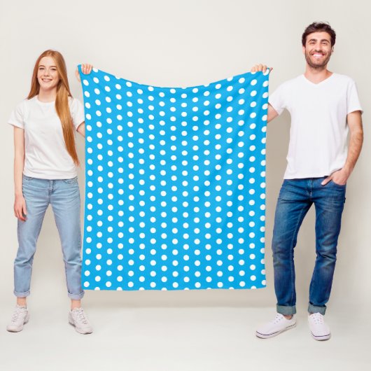 Couverture Polaire Bleu clair et pois blancs (En situation)