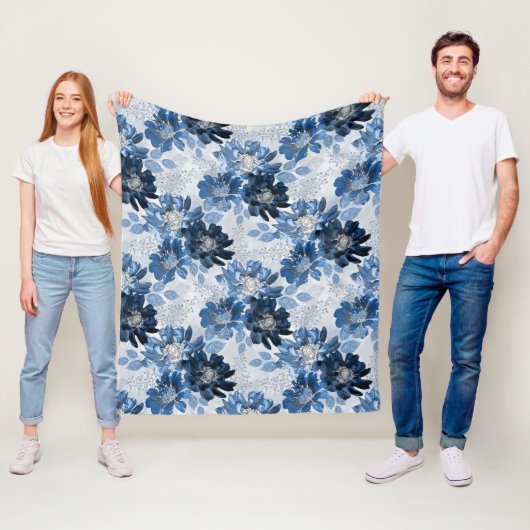 Couverture Polaire Bleu clair, fleurs bleu foncé sur gris clair (En situation)