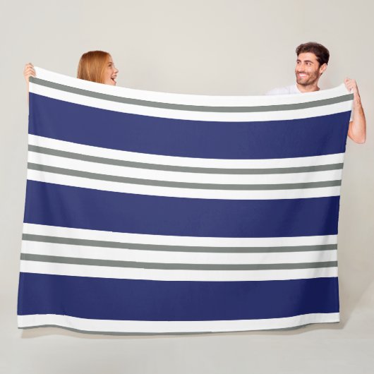 Couverture Polaire Bleu marine et rayures côtières blanches (En situation)