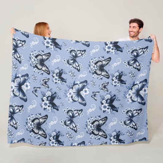 Couverture Polaire Bleu Motif à papillon Blanche (En situation)