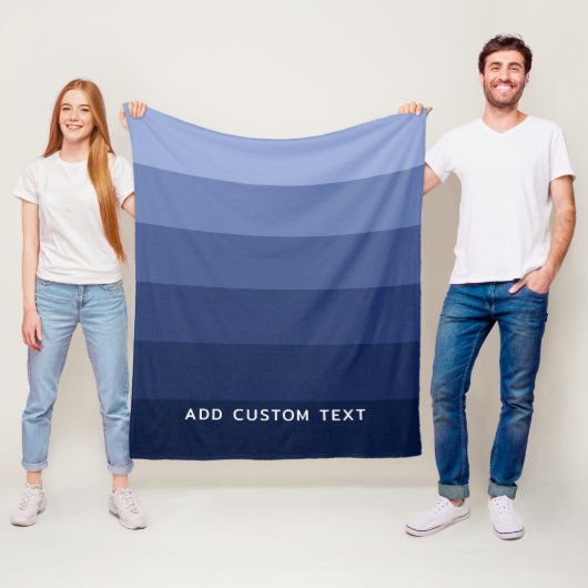 Couverture Polaire Bleu rétro avec nom Simple Sans Serif (En situation)