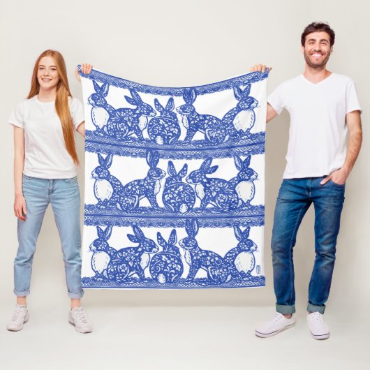 Couverture Polaire Blue Willow Rabbit Floral Chinoiserie Bunny Design (En situation)