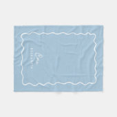 Couverture Polaire Bordure ondulée bleu ciel avec monogramme (Devant (Horizontal))