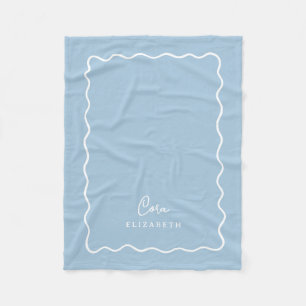 Couverture Polaire Bordure ondulée bleu ciel avec monogramme