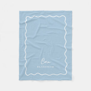 Couverture Polaire Bordure ondulée bleu ciel avec monogramme