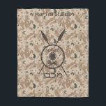 Couverture Polaire Bouclier Maccabee du désert et oreilles<br><div class="desc">Un style militaire brun "sobre" représentant un bouclier de Maccabee et deux lances sur un arrière - plan de camo dans le désert. Le bouclier est orné d'un lion et d'un texte lisant "Yisrael" (Israël) dans l'alphabet paléo-hébreu. Le texte hébreu "Maccabee" apparaît également. Ajoutez votre propre texte supplémentaire. Les Maccabées...</div>