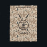 Couverture Polaire Bouclier Maccabee du désert et oreilles<br><div class="desc">Un style militaire brun "sobre" représentant un bouclier de Maccabee et deux lances sur un arrière - plan de camo dans le désert. Le bouclier est orné d'un lion et d'un texte lisant "Yisrael" (Israël) dans l'alphabet paléo-hébreu. Le texte hébreu "Maccabee" apparaît également. Ajoutez votre propre texte supplémentaire. Les Maccabées...</div>