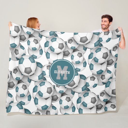 Couverture Polaire Boules de football gris turquoise motif monogrammé (En situation)