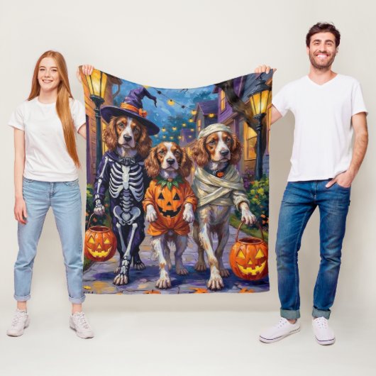 Couverture Polaire Brittany Spaniel faisant Trick-or-Treating à Hallo (En situation)