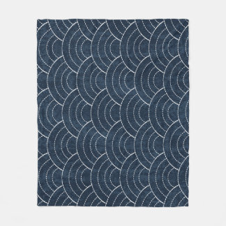 Couverture Polaire Broderie Sashiko : Indigo Motif japonais.