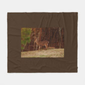 Couverture Polaire Buck Deer par les arbres (Devant (Horizontal))