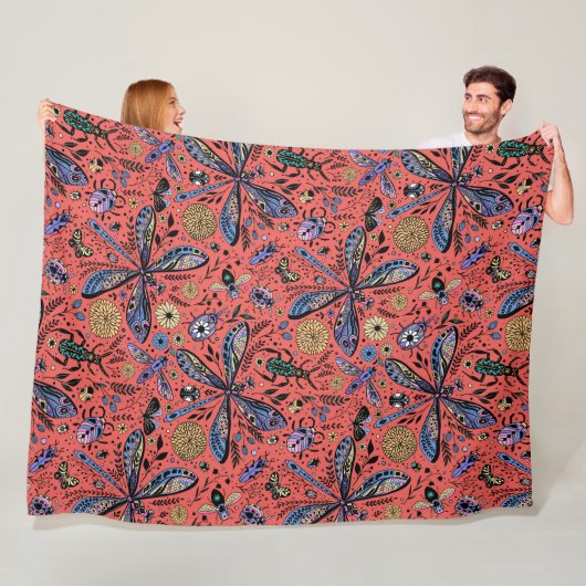 Couverture Polaire Bugs de Doodle sur corail rouge (En situation)