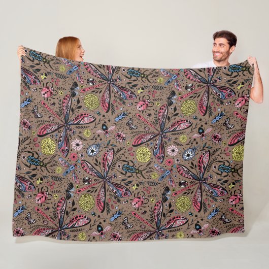 Couverture Polaire Bugs de Doodle sur mocha brown (En situation)