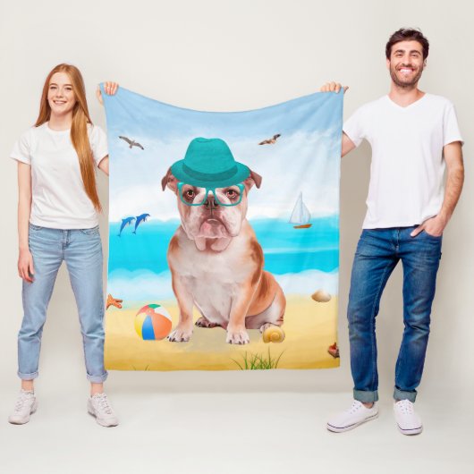 Couverture Polaire Bulldog anglais sur la plage (En situation)