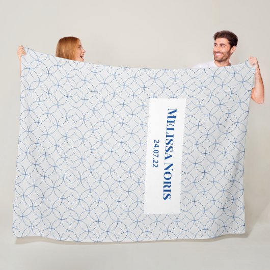 Couverture Polaire Cadeau Baptême JW personnalisé - cercle bleu (En situation)