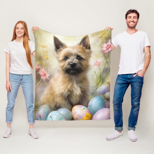 Couverture Polaire Cairn Terrier avec les oeufs de Pâques (En situation)
