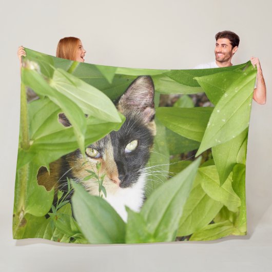 Couverture Polaire Calico Cat dans les Zinnias (En situation)