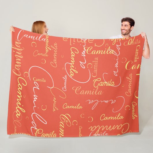 Couverture Polaire Camila nom personnalisé initiale répétée en rouge (En situation)