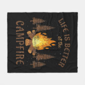 Couverture Polaire Camping - La Vie Est Meilleure Par Le Feu De Campa (Devant (Horizontal))