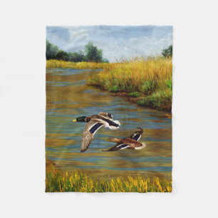 Couverture Polaire Canards colverts survolant l'eau