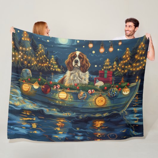 Couverture Polaire Cavalier King Charles Noël Festive Voyage (En situation)