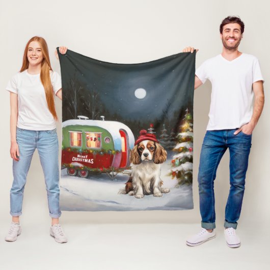 Couverture Polaire Cavalier King Charles Spaniel Caravane Noël (En situation)