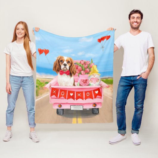Couverture Polaire Cavalier King Chien Saint Valentin Coeurs de Camio (En situation)