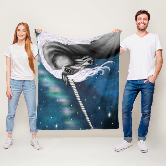 Couverture Polaire Celestial Guardian : licorne grise avec Aurora Dan (En situation)