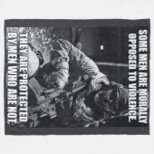 COUVERTURE POLAIRE CERTAINS HOMMES SONT OPPOSÉS À LA VIOLENCE (Devant (Horizontal))