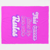 Couverture Polaire Cette reine ne suit jamais les règles rose (Devant (Horizontal))