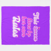 Couverture Polaire Cette reine ne suit jamais les règles violettes (Devant (Horizontal))