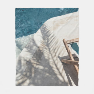 Couverture Polaire Chaise Brown en bois près du plan d'eau