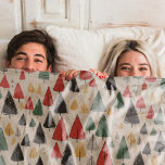 Couverture Polaire Charme vintage : Motif d'arbre de Noël<br><div class="desc">Enveloppez vos cadeaux de vacances dans une élégance intemporelle avec notre couverture "Vintage Charm", avec un motif de nostalgique inspiré de motifs de Noël classiques. Contre un arrière - plan de papier rustique, des dessins enchanteurs sur les lignes des arbres de Noël en jaune, vert, rouge et noir ornent gracieusement...</div>