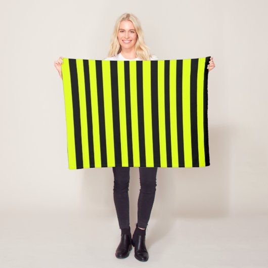 Couverture Polaire Chartreuse Vert et Rayures Noires (En situation)