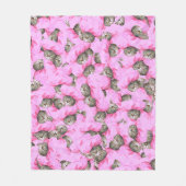 Couverture Polaire Chat mignon dans un Motif Casquette rose (Devant)