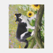 Couverture Polaire Chat tuxedo mignon sur une branche d'arbre avec de (Devant)