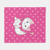 Couverture Polaire Chaton blanc mignon avec le papillon sur le rose (Devant (Horizontal))