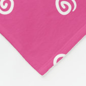 Couverture Polaire Chaton blanc mignon avec le papillon sur le rose (Coin)