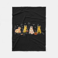 Chats noirs mignons en costume de fantôme femmes e