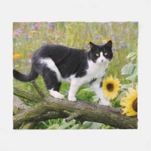 Couverture Polaire Chatte tuxedo sur une branche d'arbre avec des tou