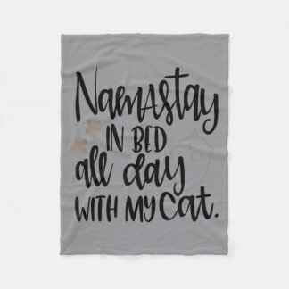 Couverture Polaire Chemise drôle de chat Namastay au lit journée avec