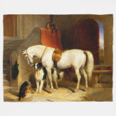 COUVERTURE POLAIRE CHEVAL BLANC AVEC CHIENS ET FALCONS EN STABLE (Devant (Horizontal))
