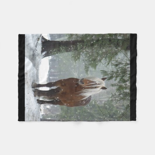 Couverture Polaire Cheval Brown dans une forêt d'hiver avec chute de (Devant (Horizontal))