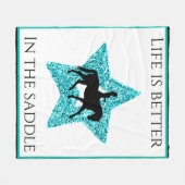 Couverture Polaire Cheval et cavalier - La vie est meilleure dans la  (Devant (Horizontal))