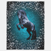 Couverture Polaire Cheval friésien, étalon noir, neige, bleu (Devant)