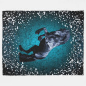 Couverture Polaire Cheval friésien, étalon noir, neige, bleu (Devant (Horizontal))